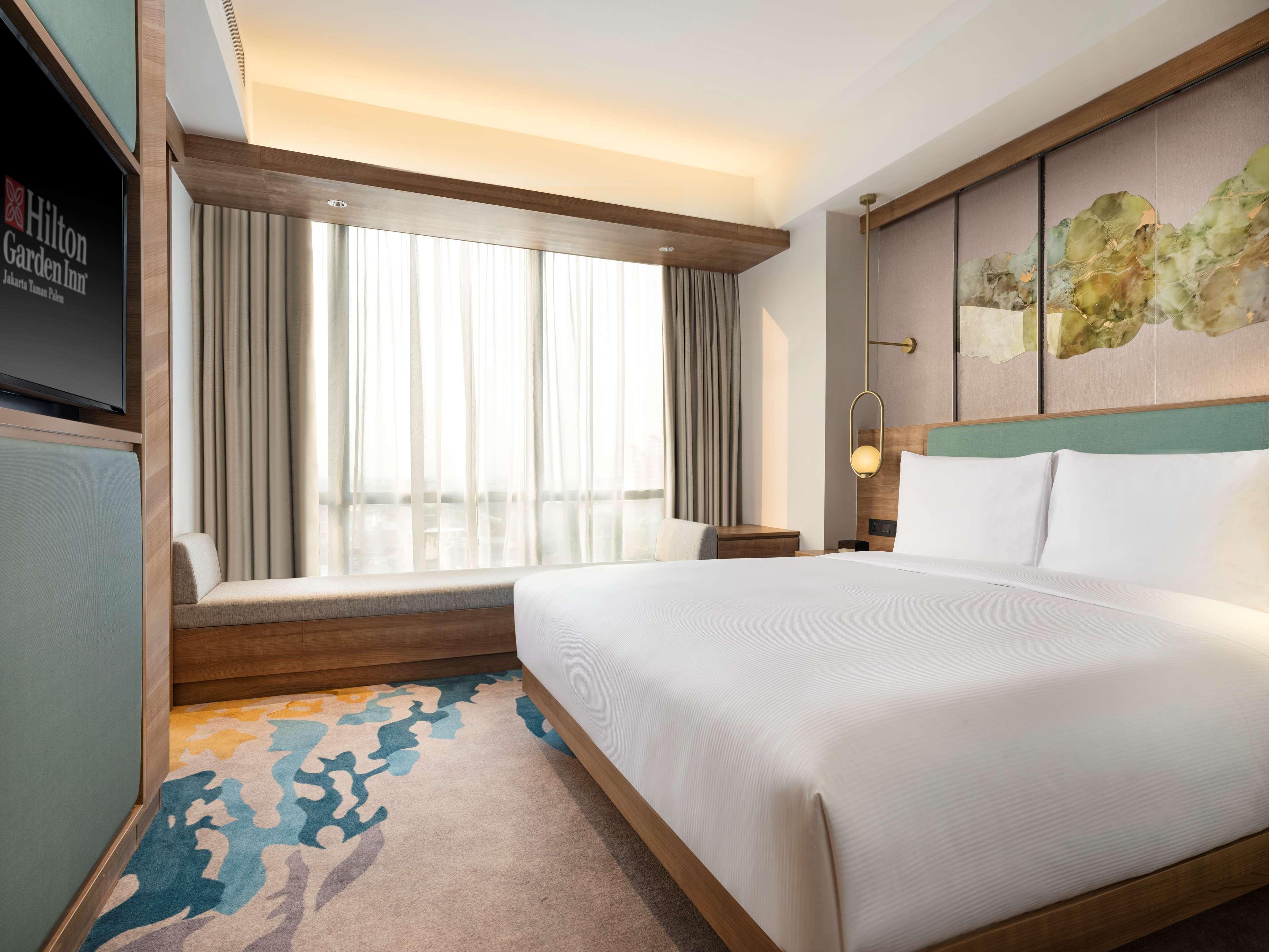 Hilton Garden Inn Jakarta Taman Palem Extérieur photo