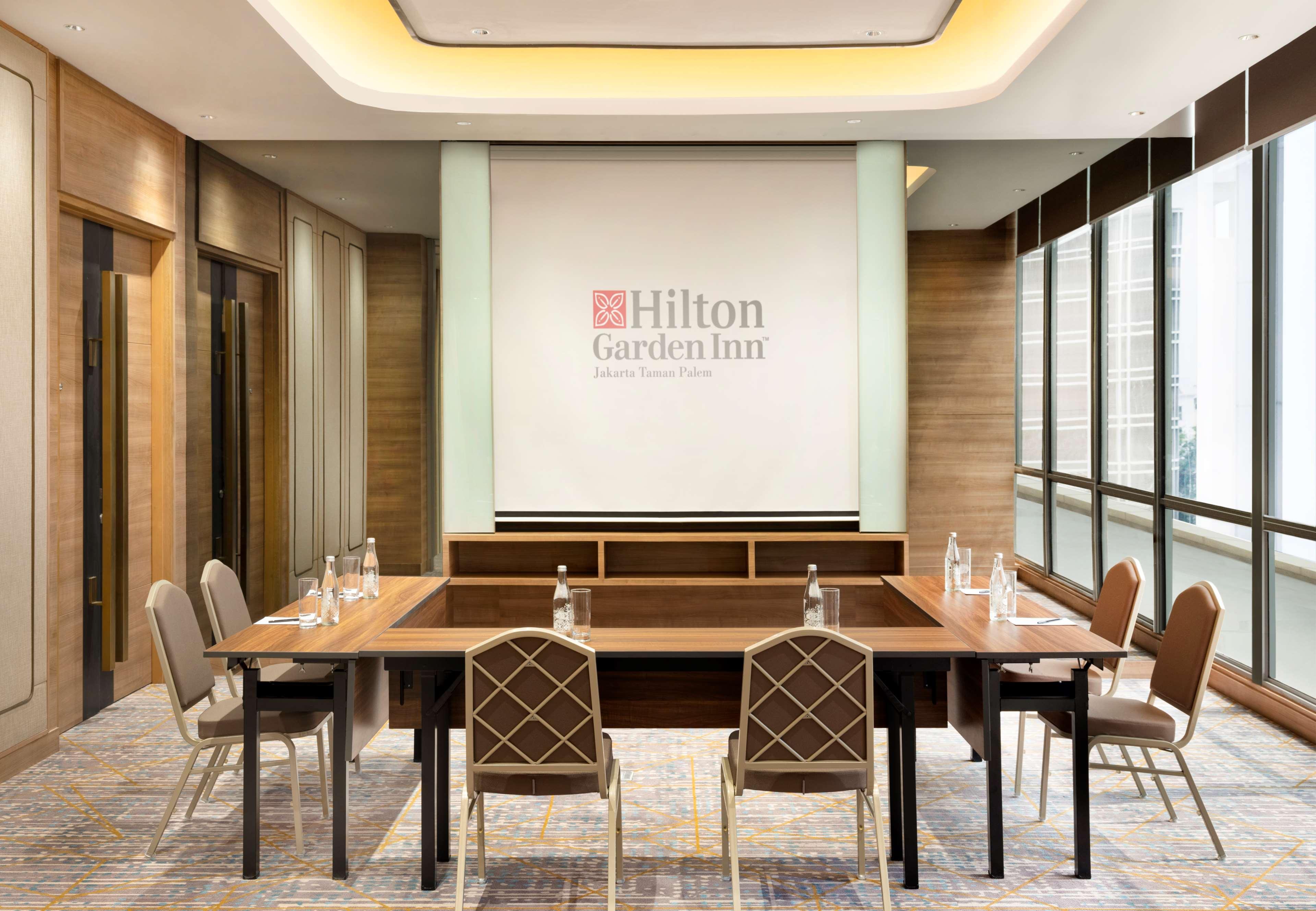 Hilton Garden Inn Jakarta Taman Palem Extérieur photo