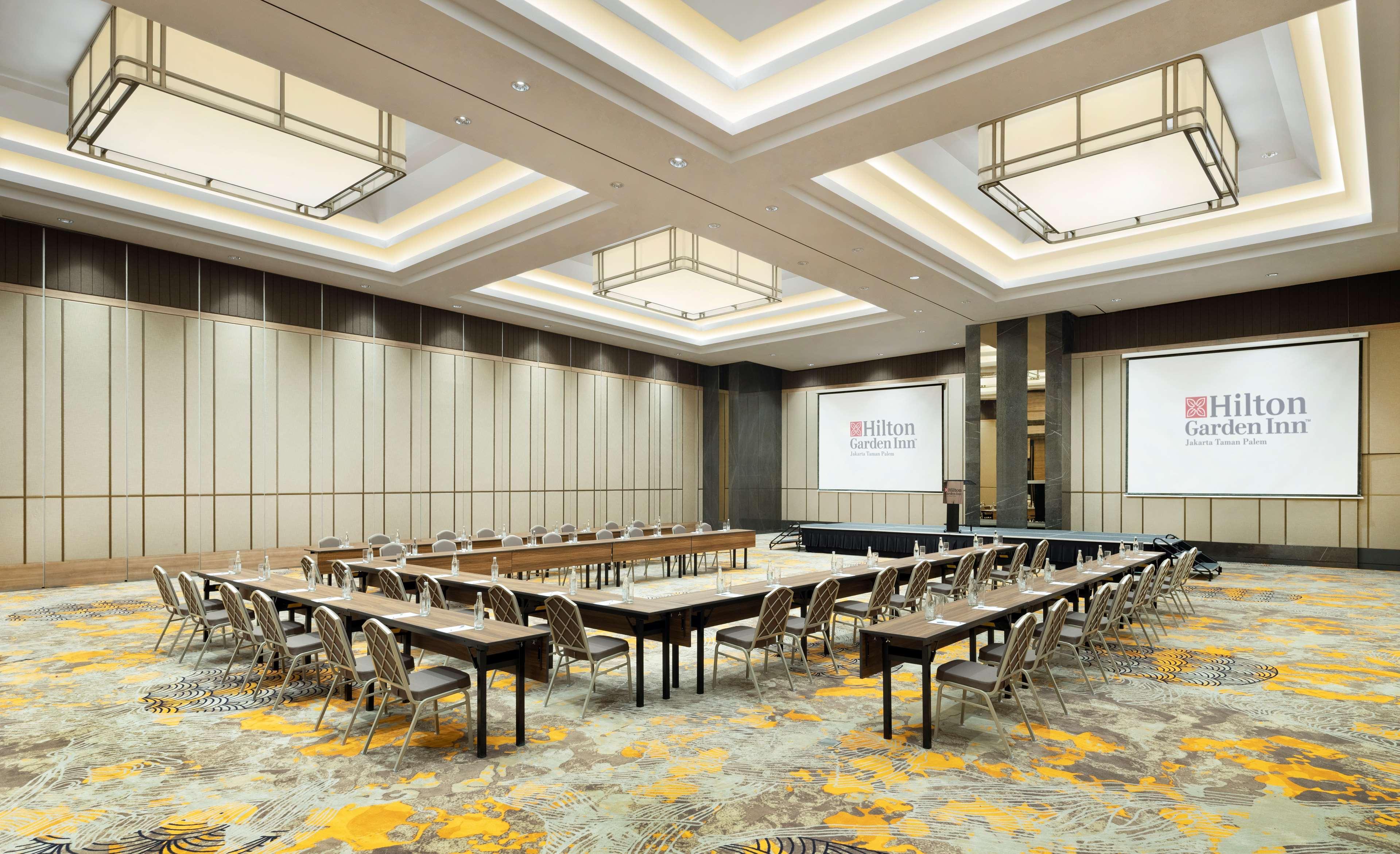 Hilton Garden Inn Jakarta Taman Palem Extérieur photo