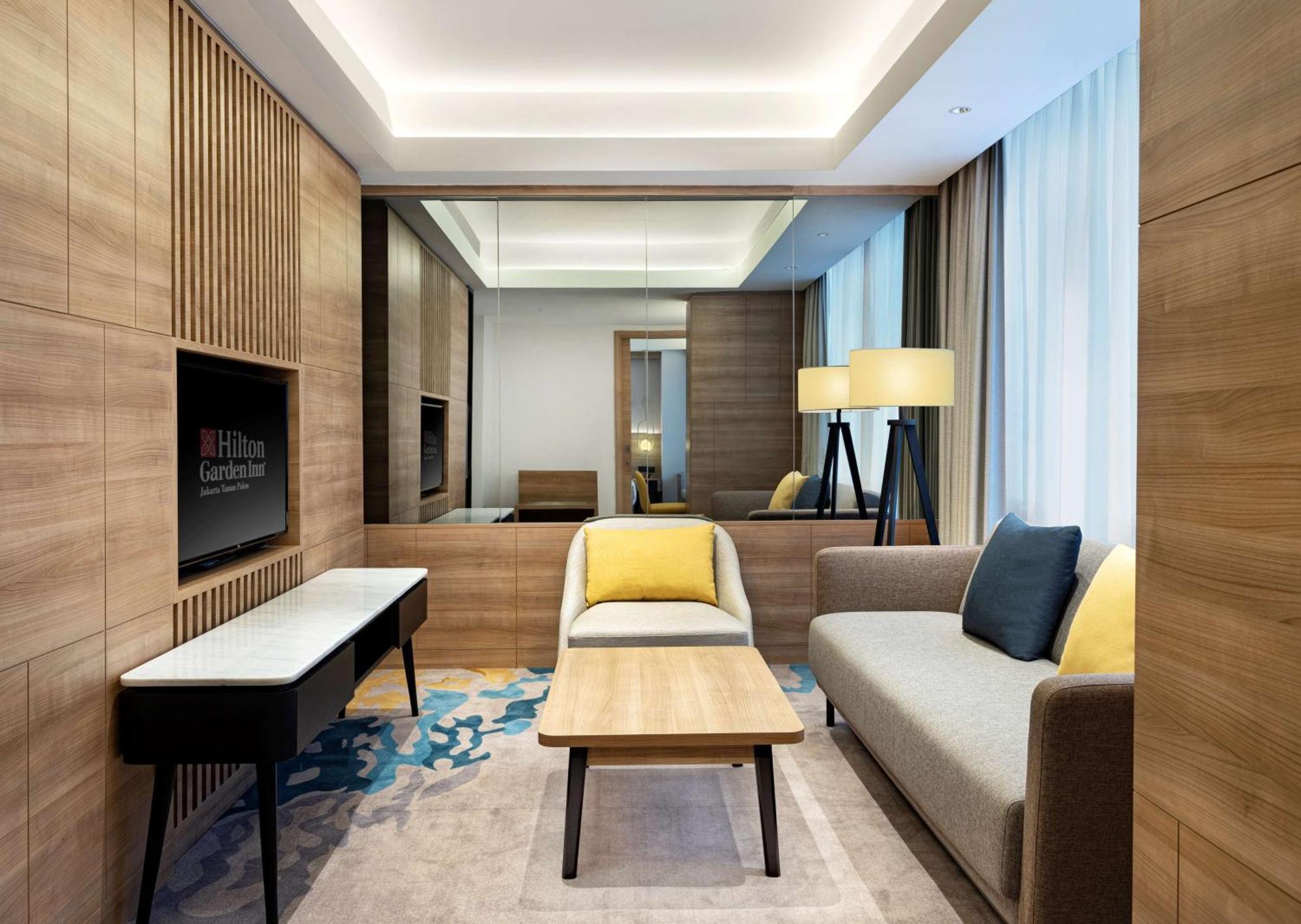 Hilton Garden Inn Jakarta Taman Palem Extérieur photo