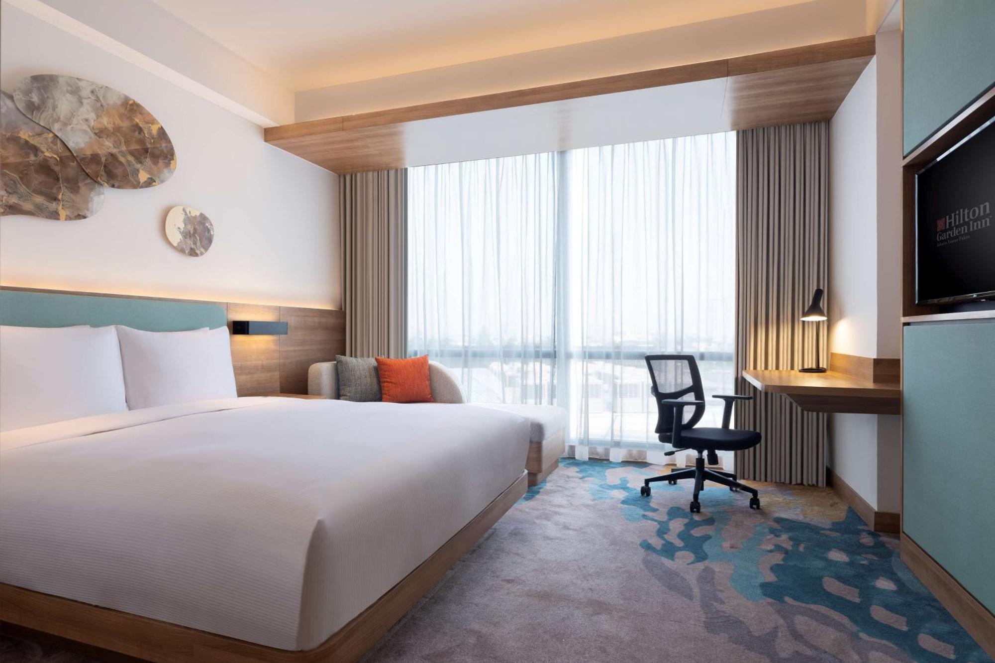 Hilton Garden Inn Jakarta Taman Palem Extérieur photo