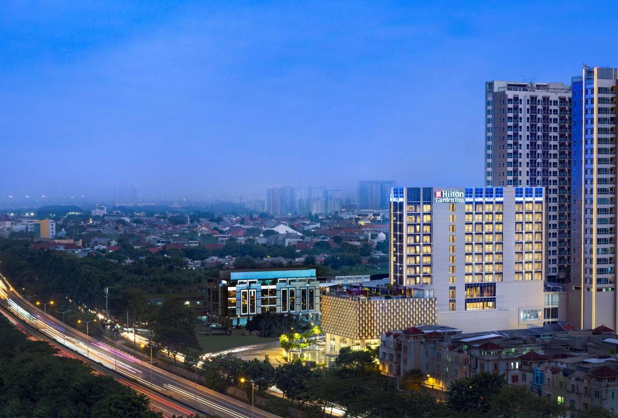 Hilton Garden Inn Jakarta Taman Palem Extérieur photo